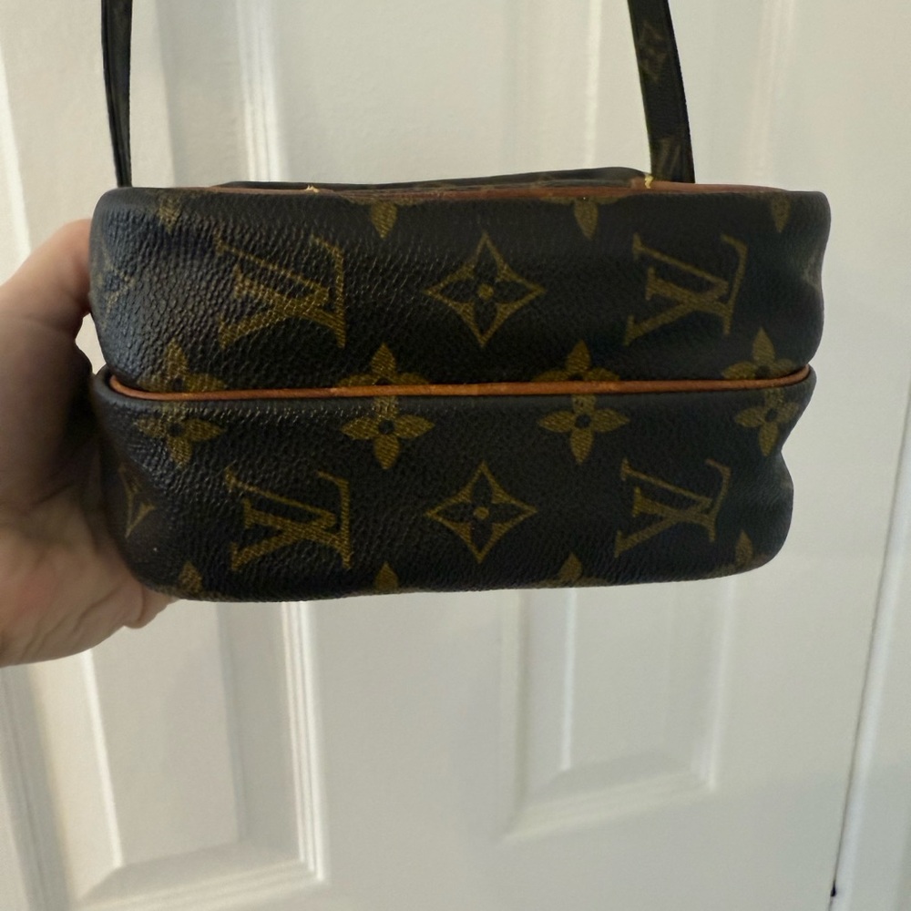 LOUIS VUITTON Monogram Amazone Vintage Crossbody Bag - Picture 5 of 16